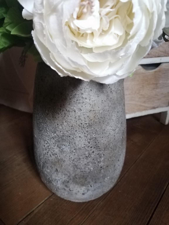 vase ciment aux pivoines.jpg