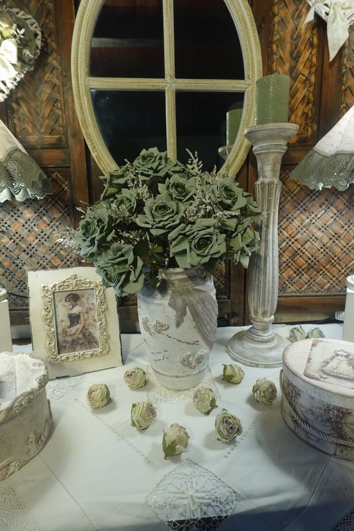 vase antique shabby chic.jpg