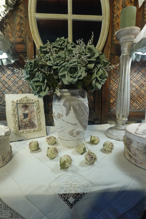vase antique shabby chic.jpg