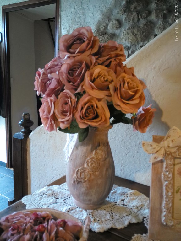 vase antique shabby.jpg