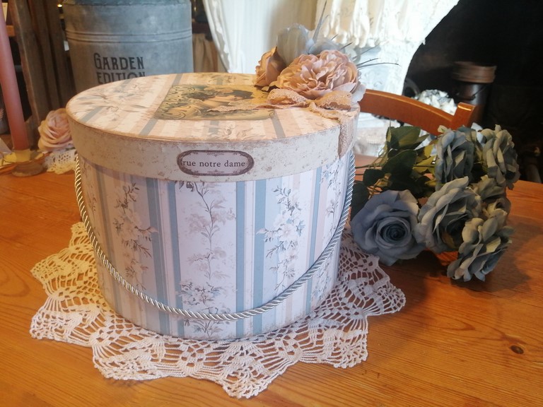 boite à chapeaux.jpg