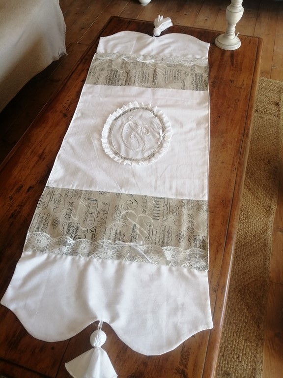 chemin de table shabby chic à feston.jpg