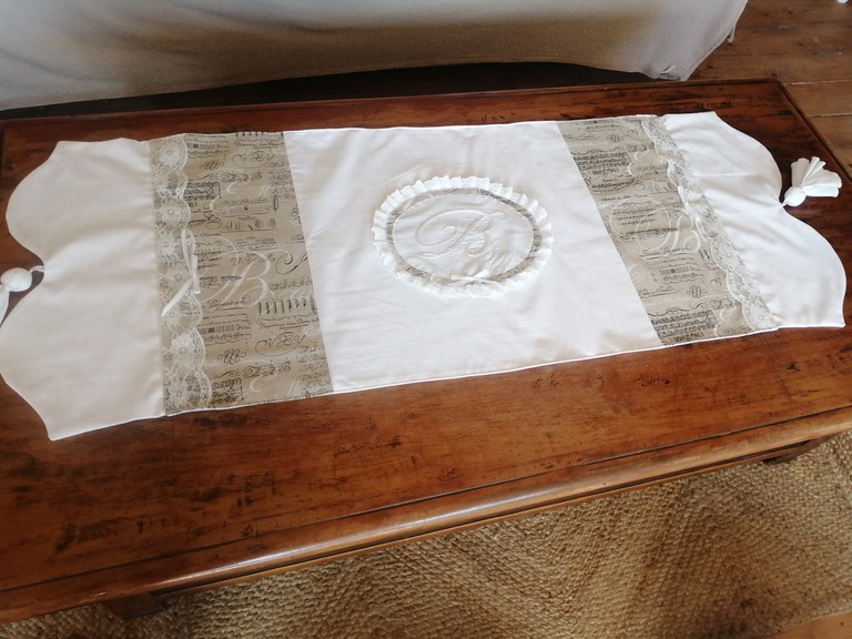 chemin de table shabby chic à feston.jpg