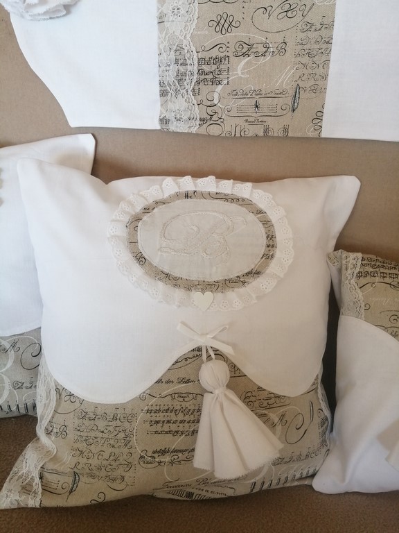 housse de coussin shabby chic à feston.jpg