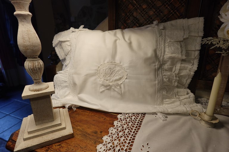 housse coussin dentelle et broderie.jpg