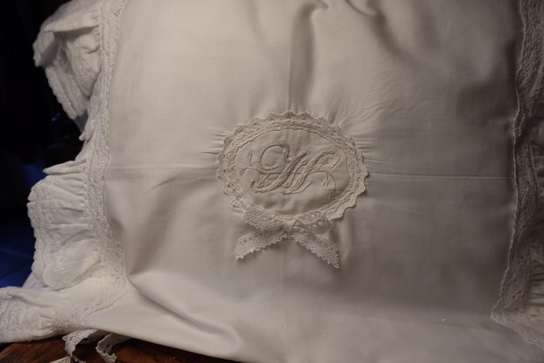 housse coussin dentelle et broderie.jpg