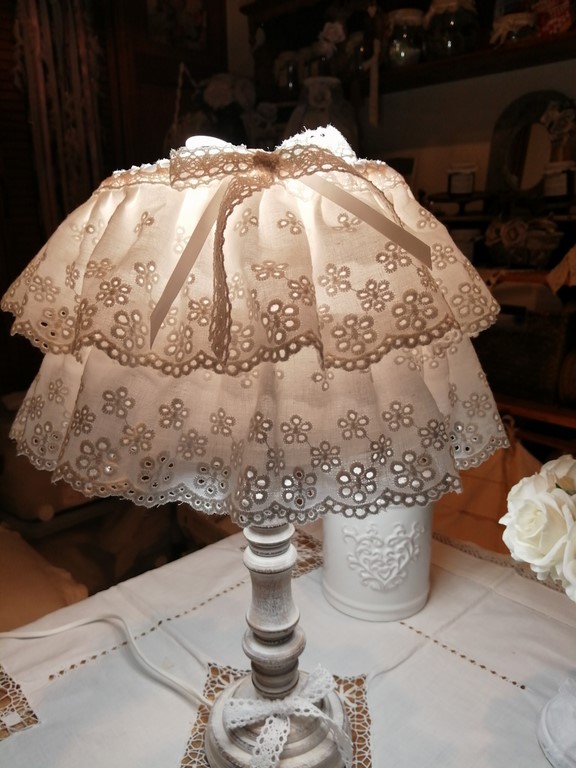 lampe broderie anglaise.jpg