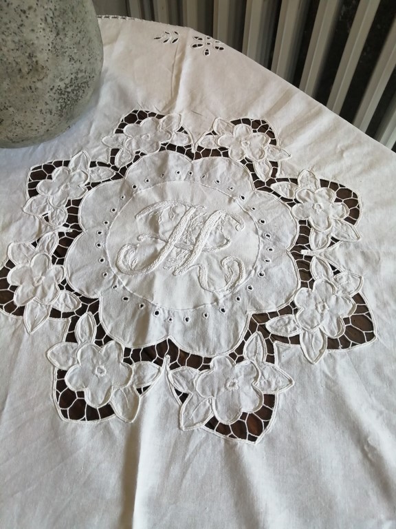 nappe dentelle et broderie.jpg