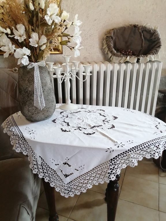 nappe dentelle et broderie.jpg