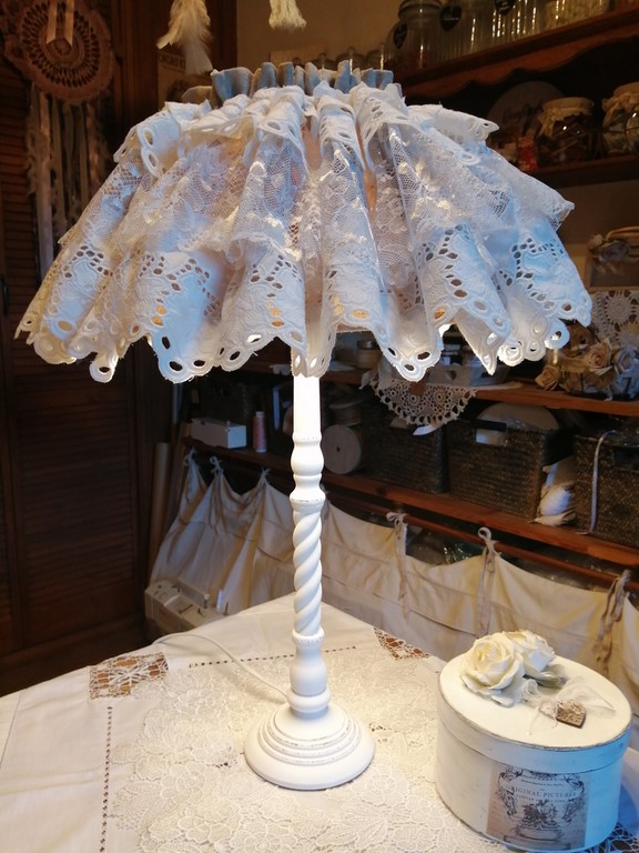 lampe bois dentelle et broderie.jpg