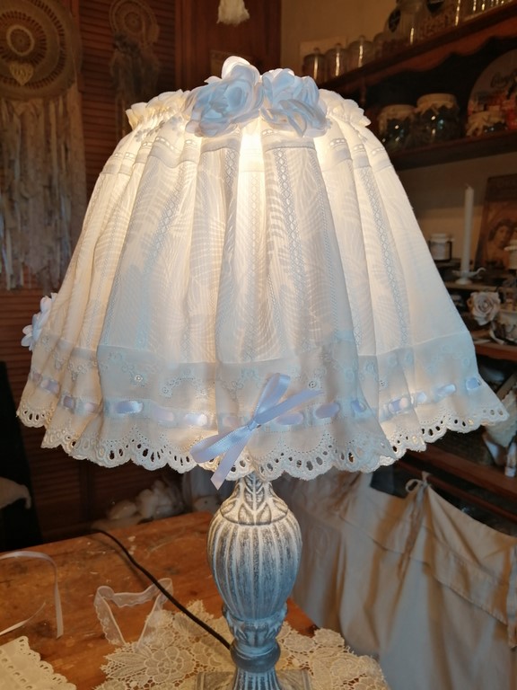 Lampe shabby lin et broderie.jpg