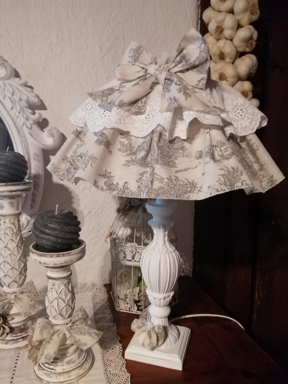 Lampe shabby lin et broderie.jpg